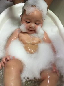 http://maxpixel.freegreatpicture.com/Bathe-Child-Foam-Relax-Baby-1214722